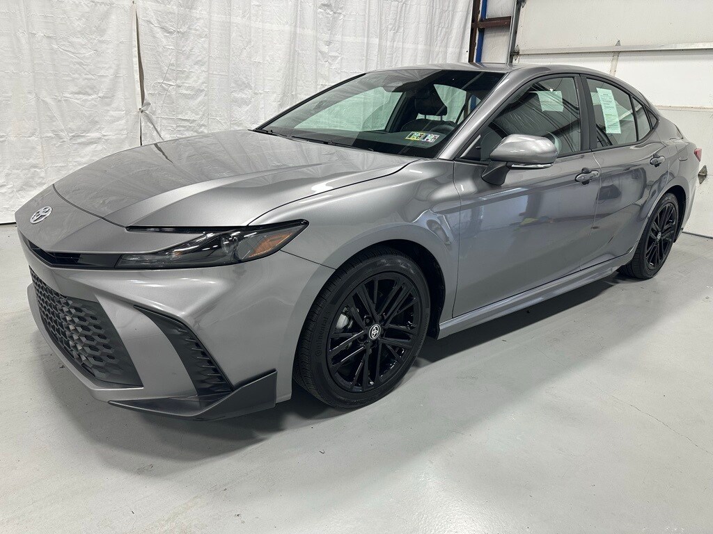 2025 Toyota Camry SE photo 3