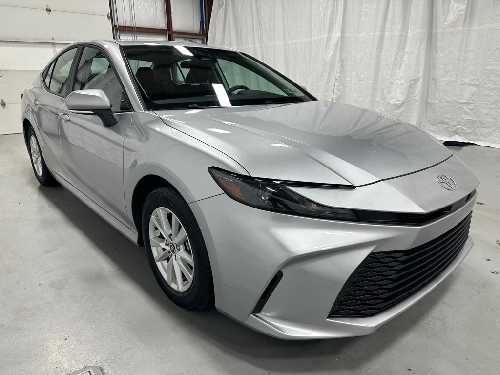 2025 Toyota Camry LE's photo