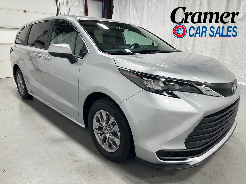 2025 Toyota Sienna LE 8-Passenger Hybrid FWD's photo