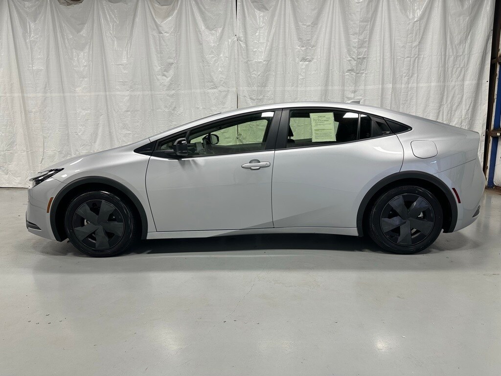 2025 Toyota Prius LE photo 4