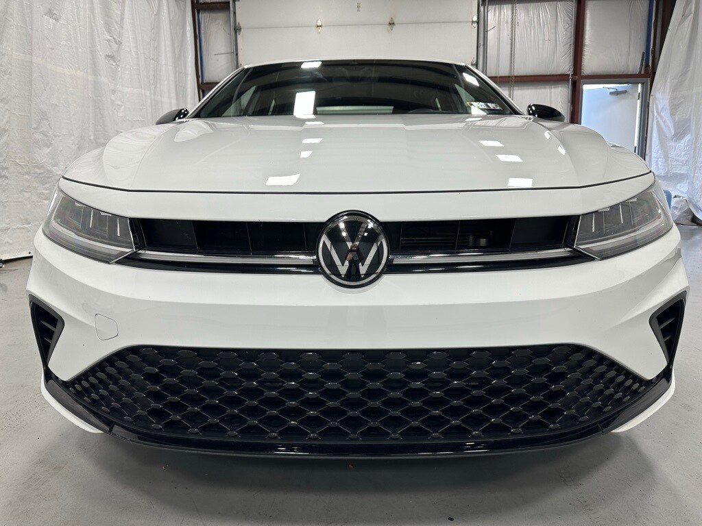 2025 Volkswagen Jetta 1.5T Sport photo 2