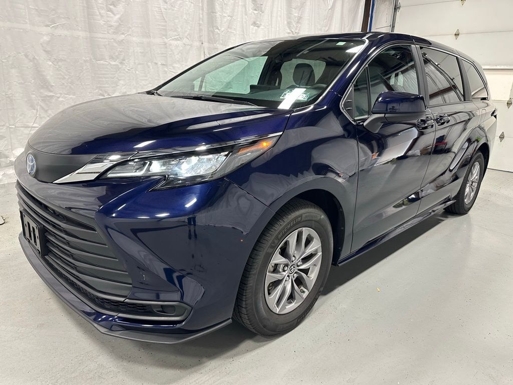 Used 2025 Toyota Sienna LE 8 Passenger Van Passenger Van