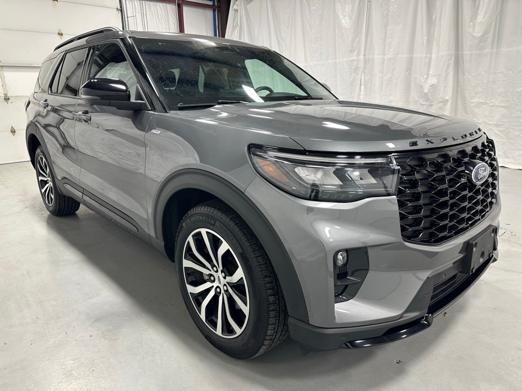 2025 Ford Explorer ST-LINE's photo