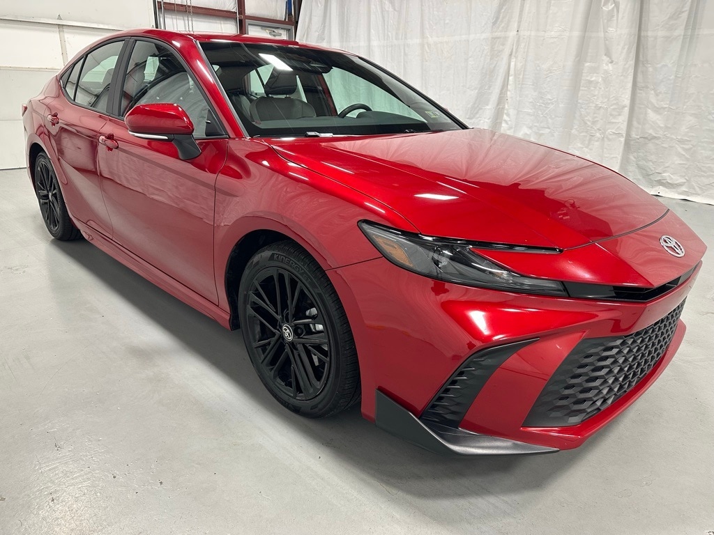 2025 Toyota Camry SE's photo