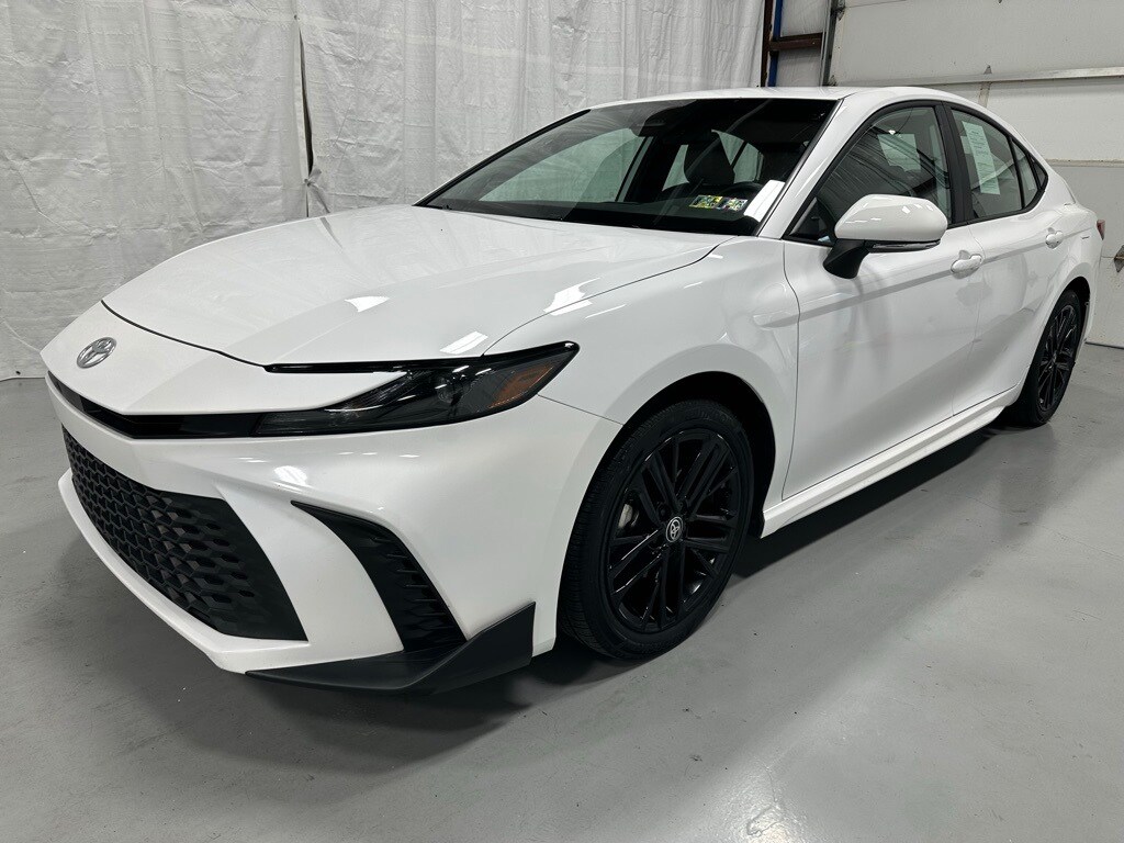 2025 Toyota Camry SE photo 3