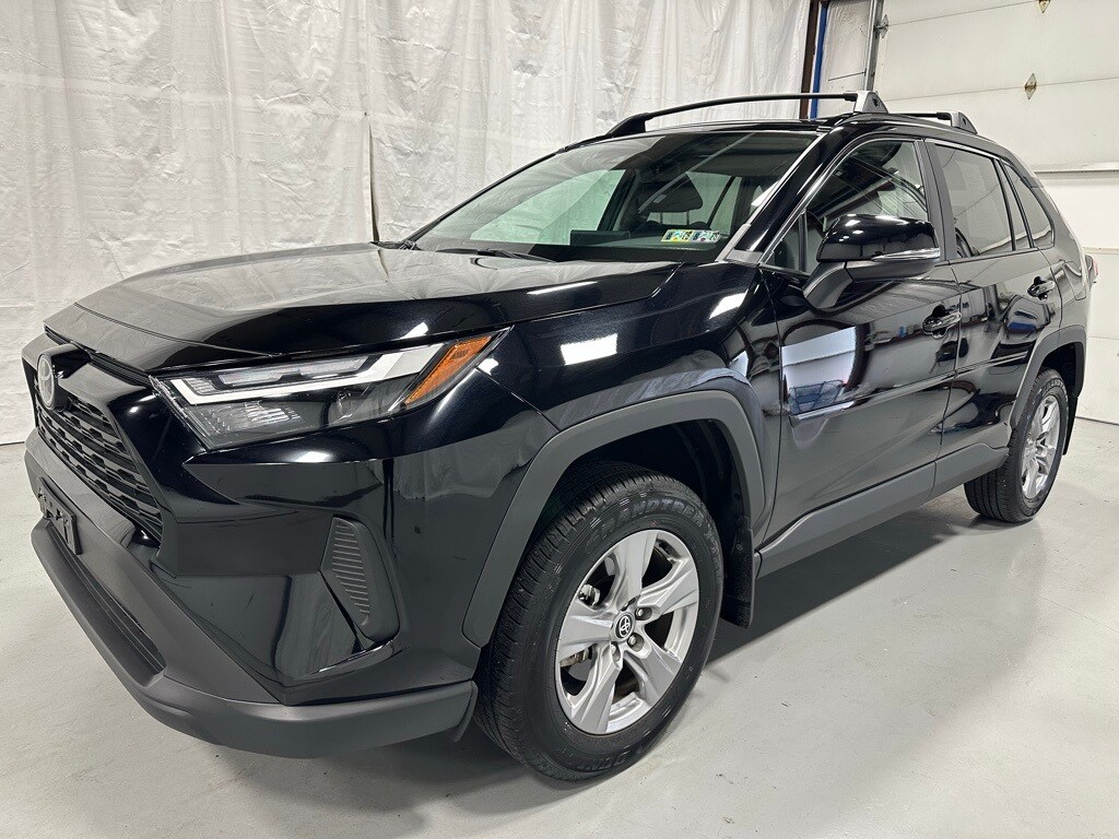 2025 Toyota RAV4 XLE photo 3