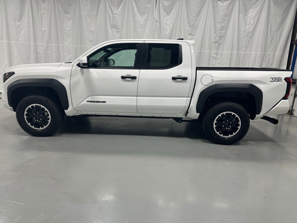 2025 Toyota Tacoma TRD photo 4