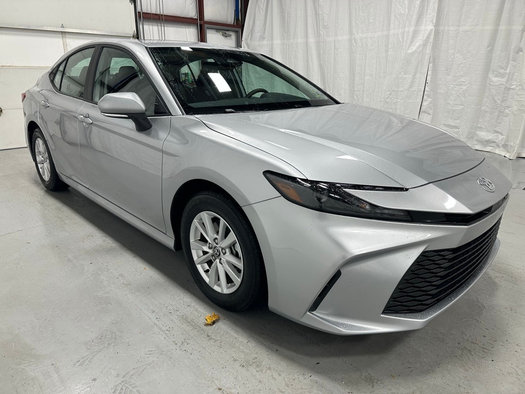 2025 Toyota Camry LE's photo