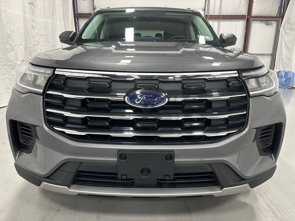 2025 Ford Explorer photo 2