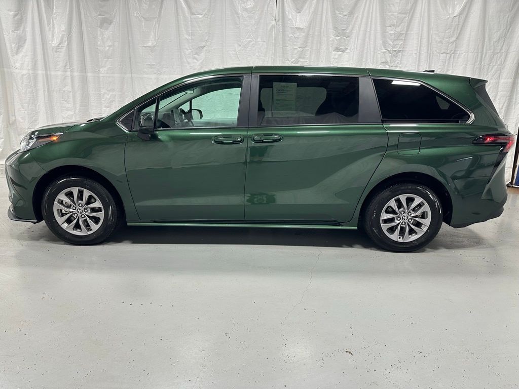 Used 2025 Toyota Sienna LE 8 Passenger Van Passenger Van