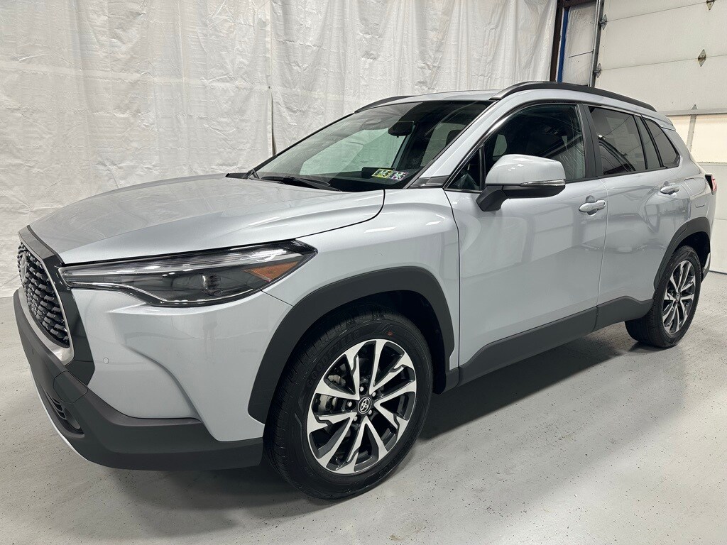 2024 Toyota Corolla Cross XLE photo 3