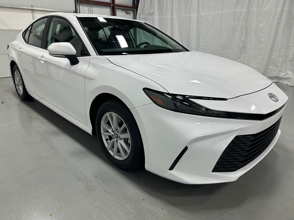 2025 Toyota Camry LE's photo