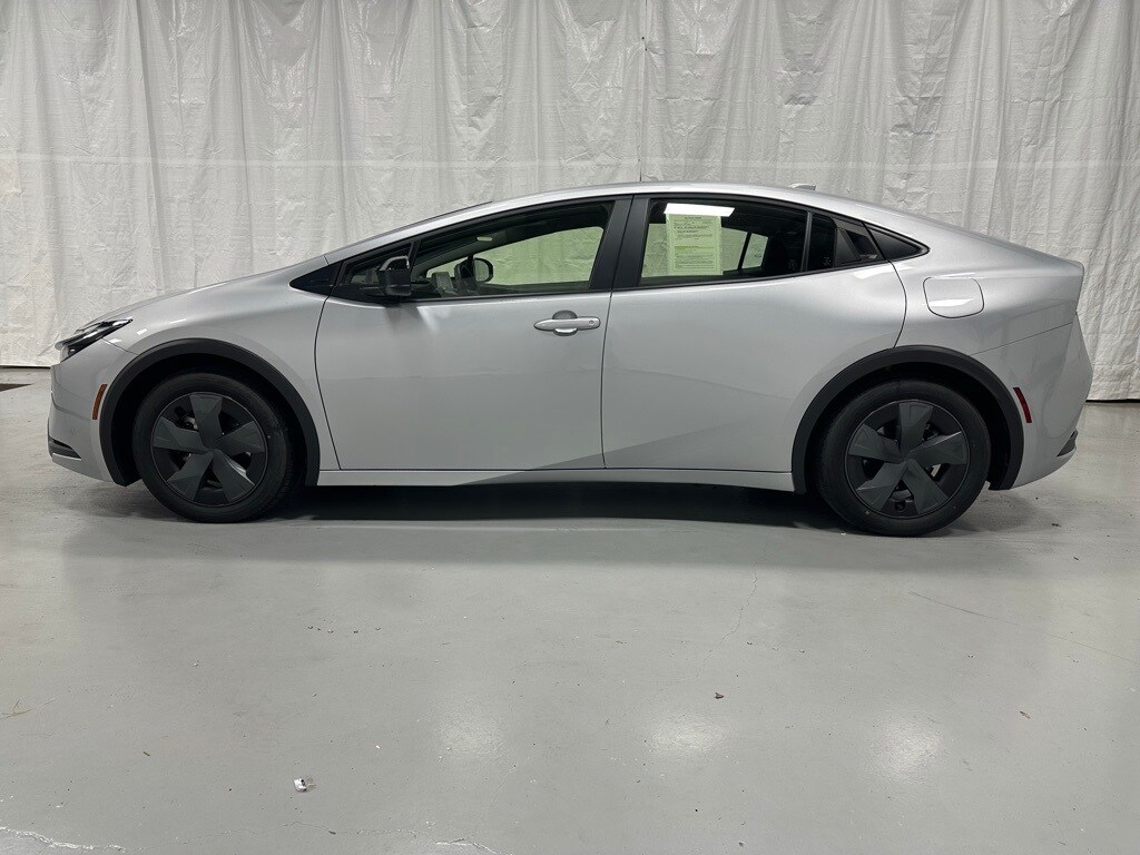 2024 Toyota Prius Prime SE photo 3