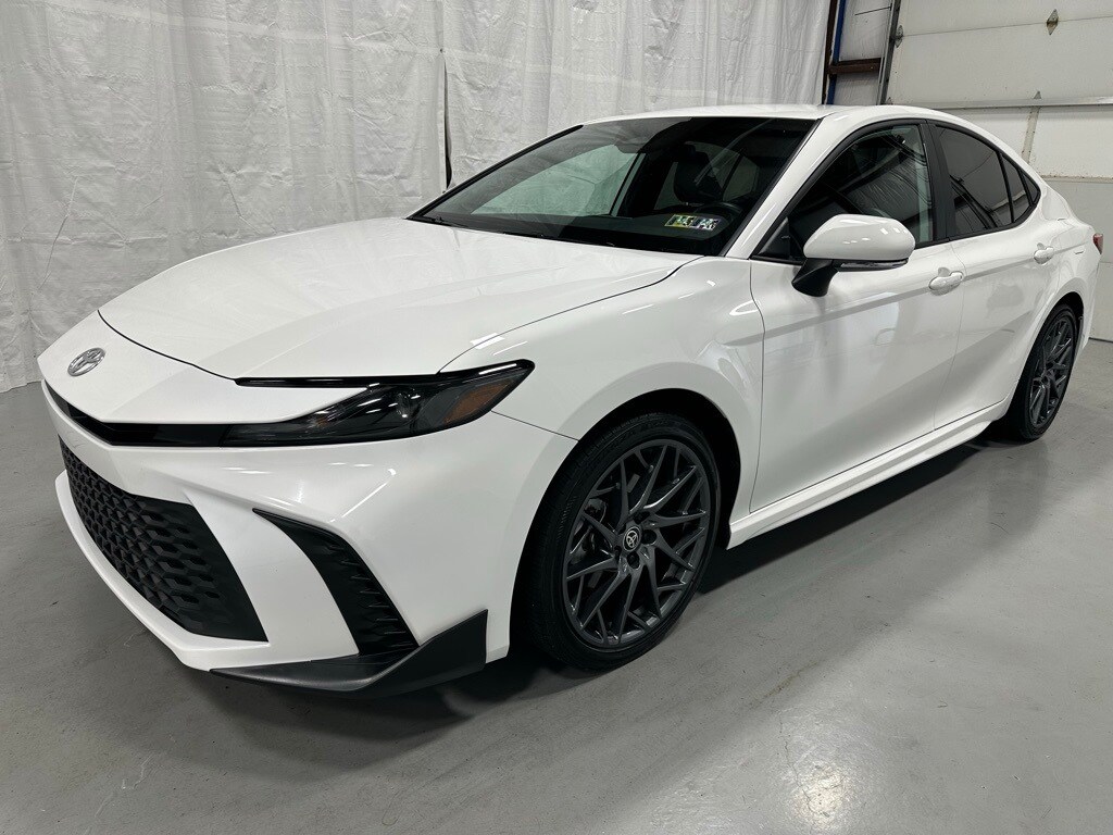 2025 Toyota Camry SE photo 3