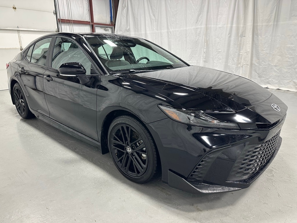 2025 Toyota Camry SE's photo