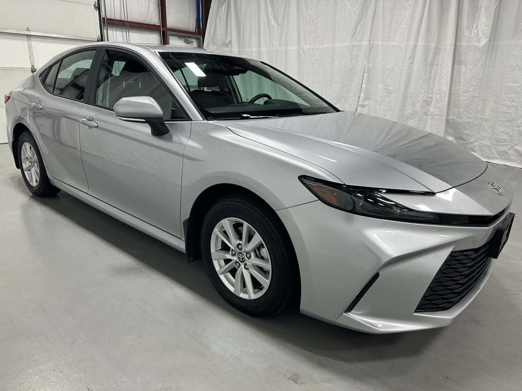 2025 Toyota Camry LE's photo