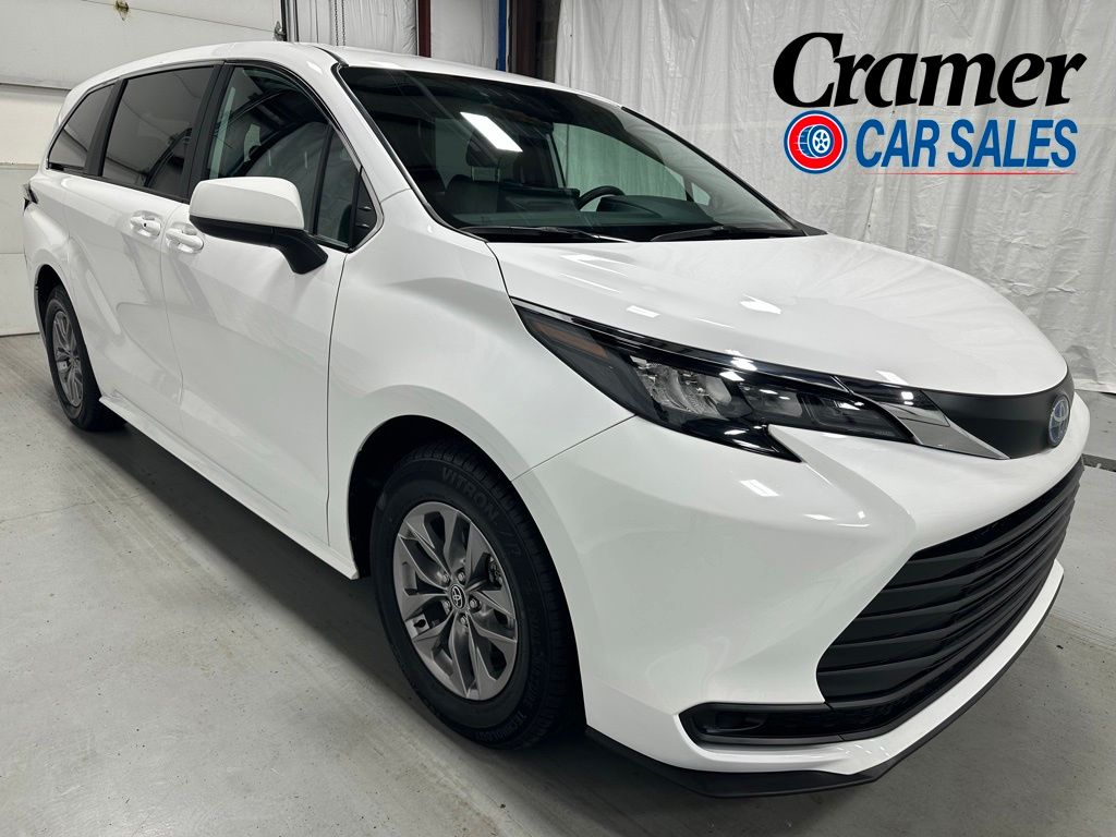2025 Toyota Sienna LE 8-Passenger Hybrid FWD's photo