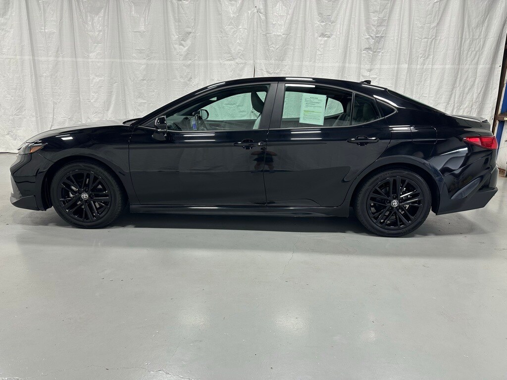 2025 Toyota Camry SE photo 4