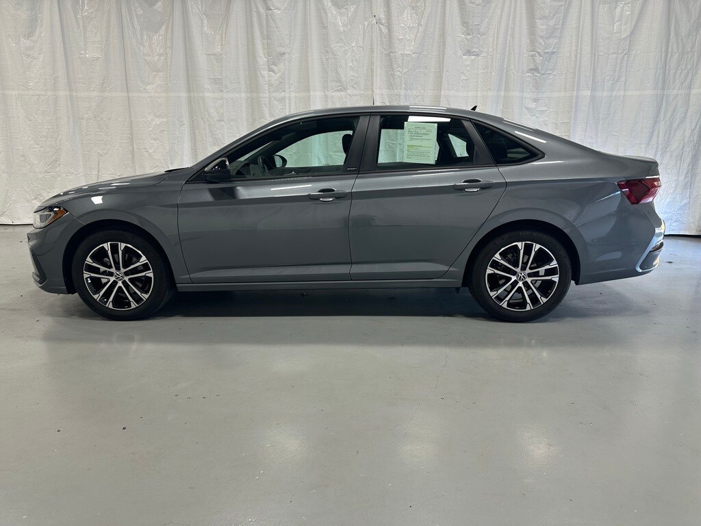 2025 Volkswagen Jetta 1.5T Sport photo 2