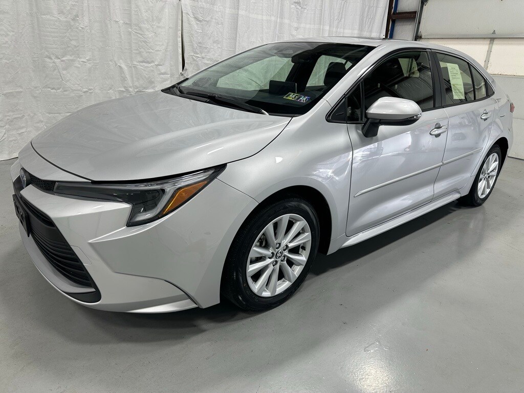 2025 Toyota Corolla Hybrid XLE photo 2