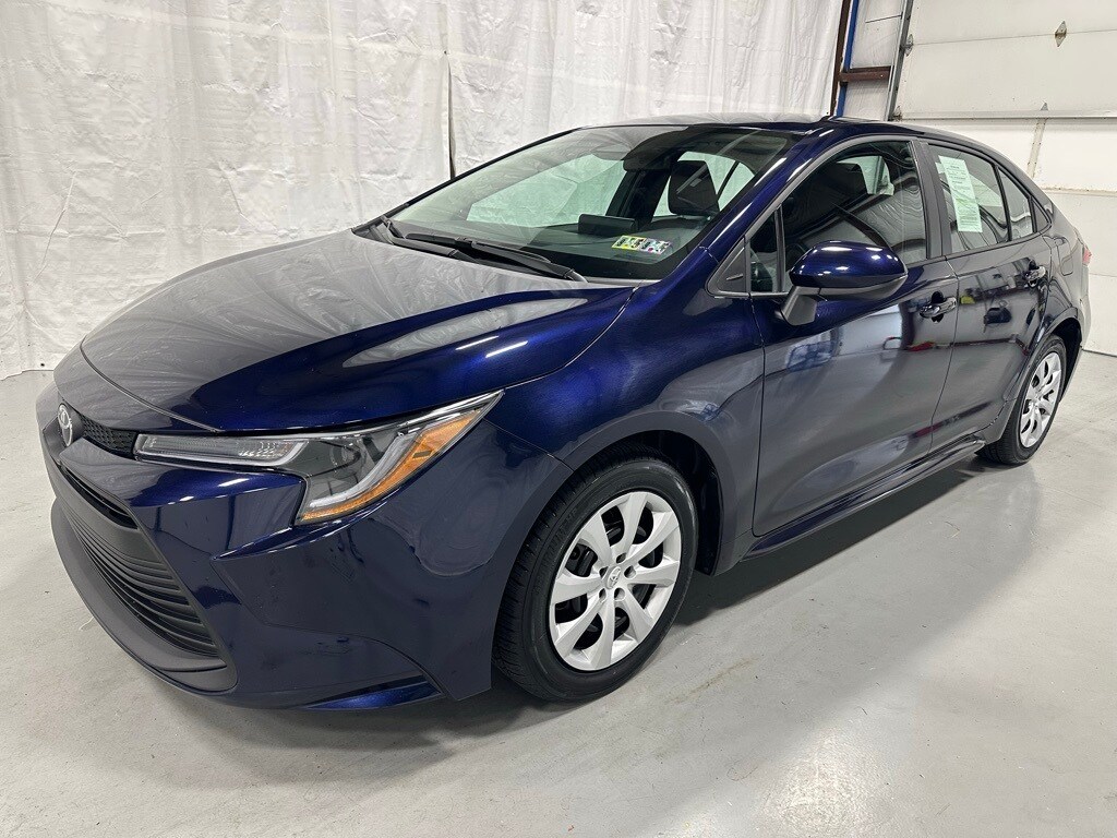 2025 Toyota Corolla LE photo 3