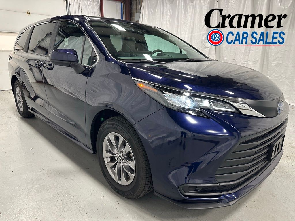 2025 Toyota Sienna LE 8-Passenger Hybrid FWD's photo