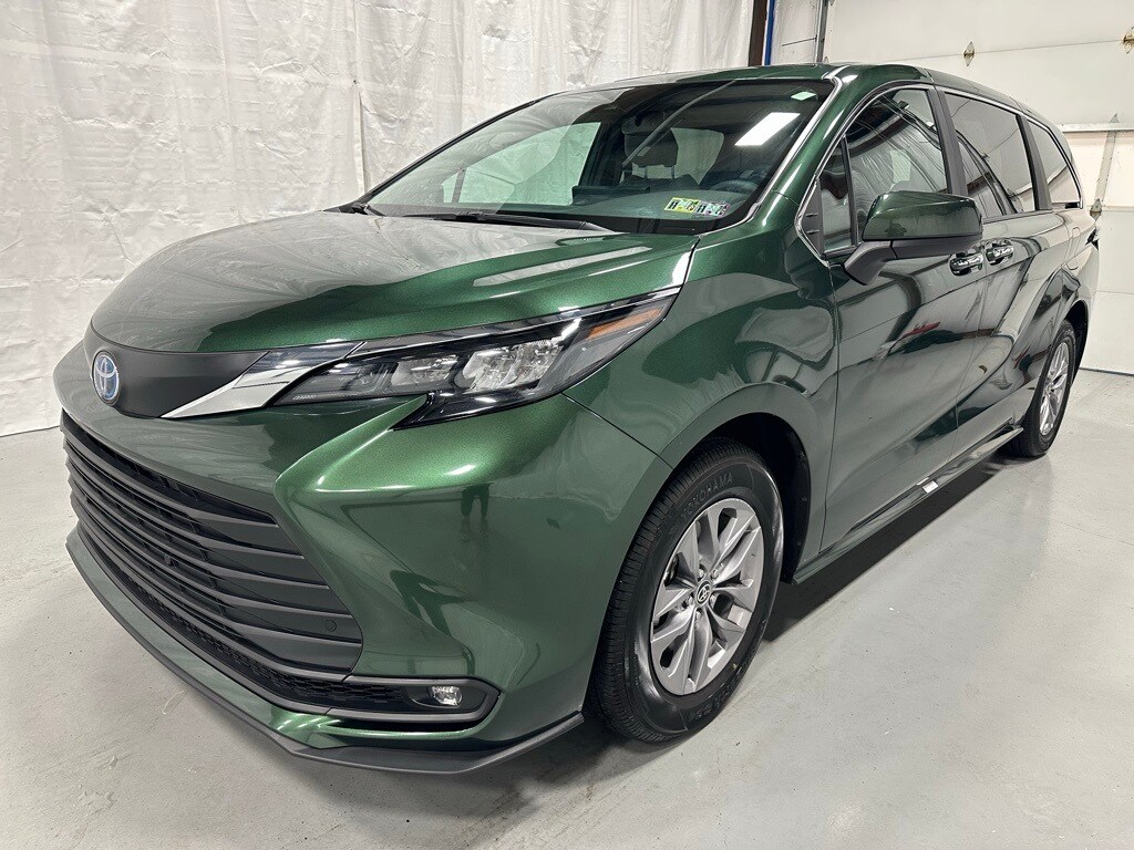 2025 Toyota Sienna XLE photo 3