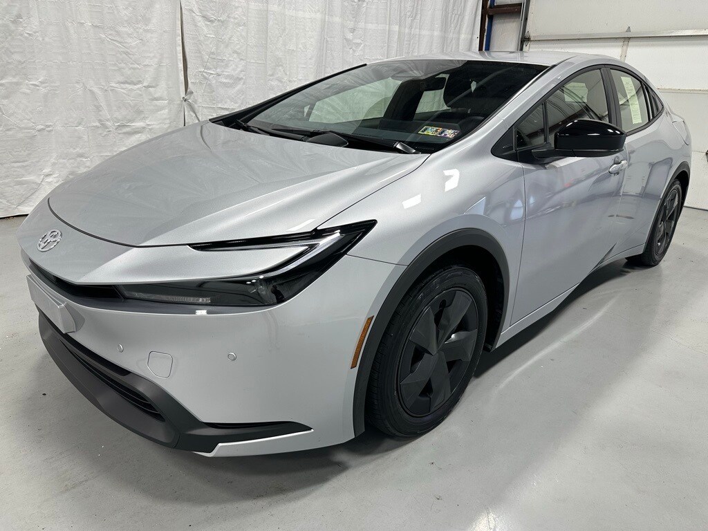 2025 Toyota Prius LE photo 3