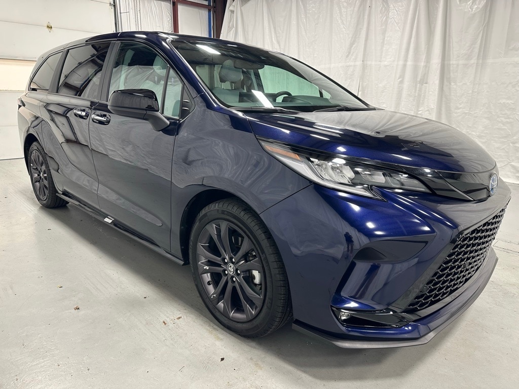 2025 Toyota Sienna XSE's photo