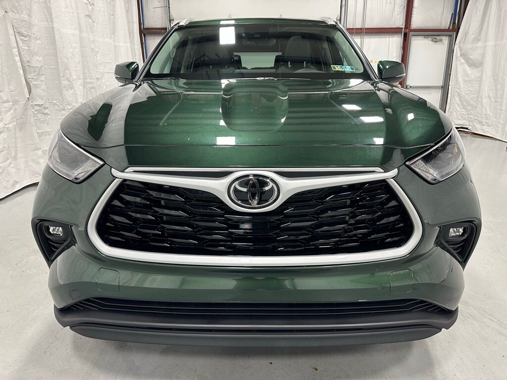 2025 Toyota Highlander XLE photo 2