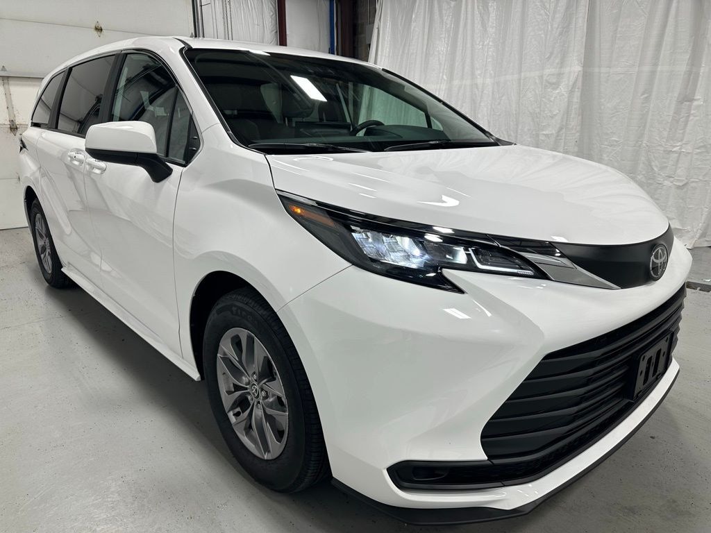 Used 2026 Toyota Sienna LE 8 Passenger Van Passenger Van