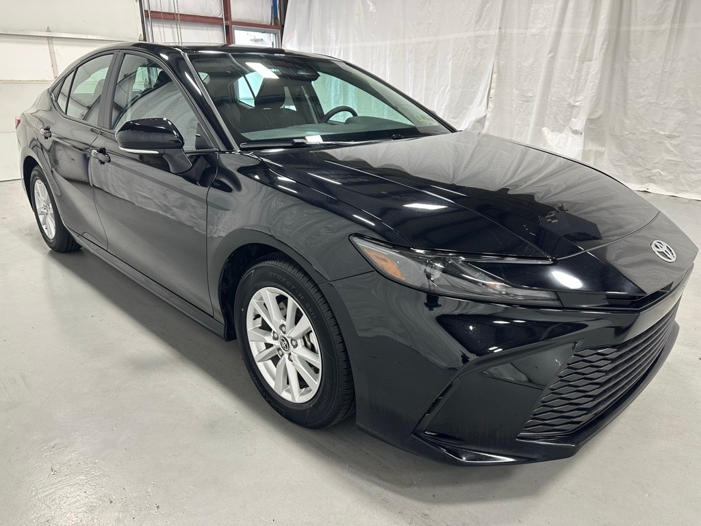 2025 Toyota Camry LE's photo