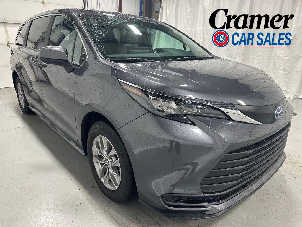2025 Toyota Sienna LE 8-Passenger Hybrid FWD's photo