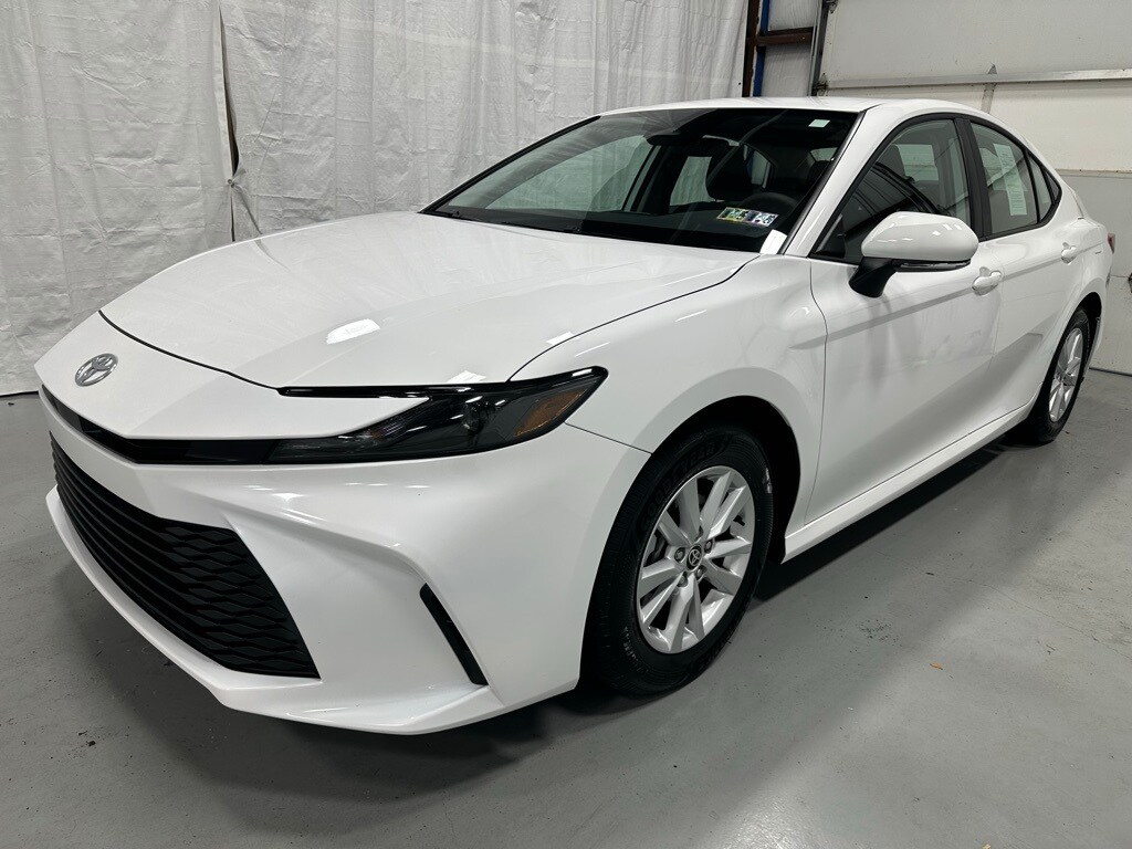 2025 Toyota Camry LE photo 3