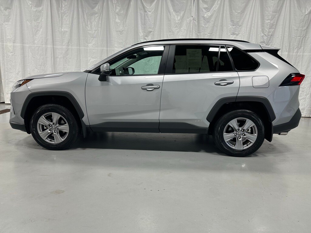 2024 Toyota RAV4 Hybrid XLE photo 3