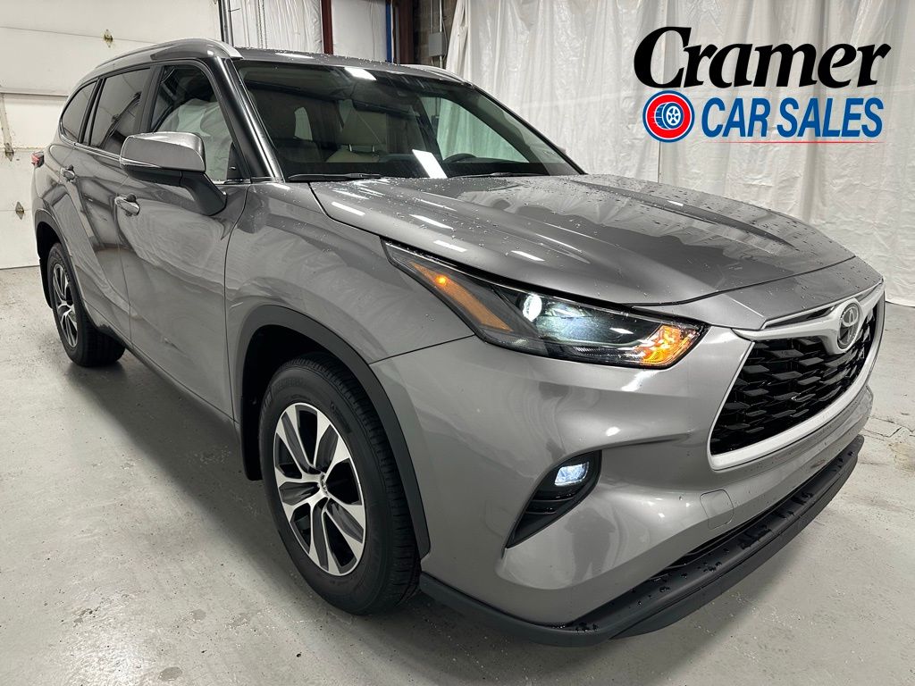 2025 Toyota Highlander XLE AWD's photo