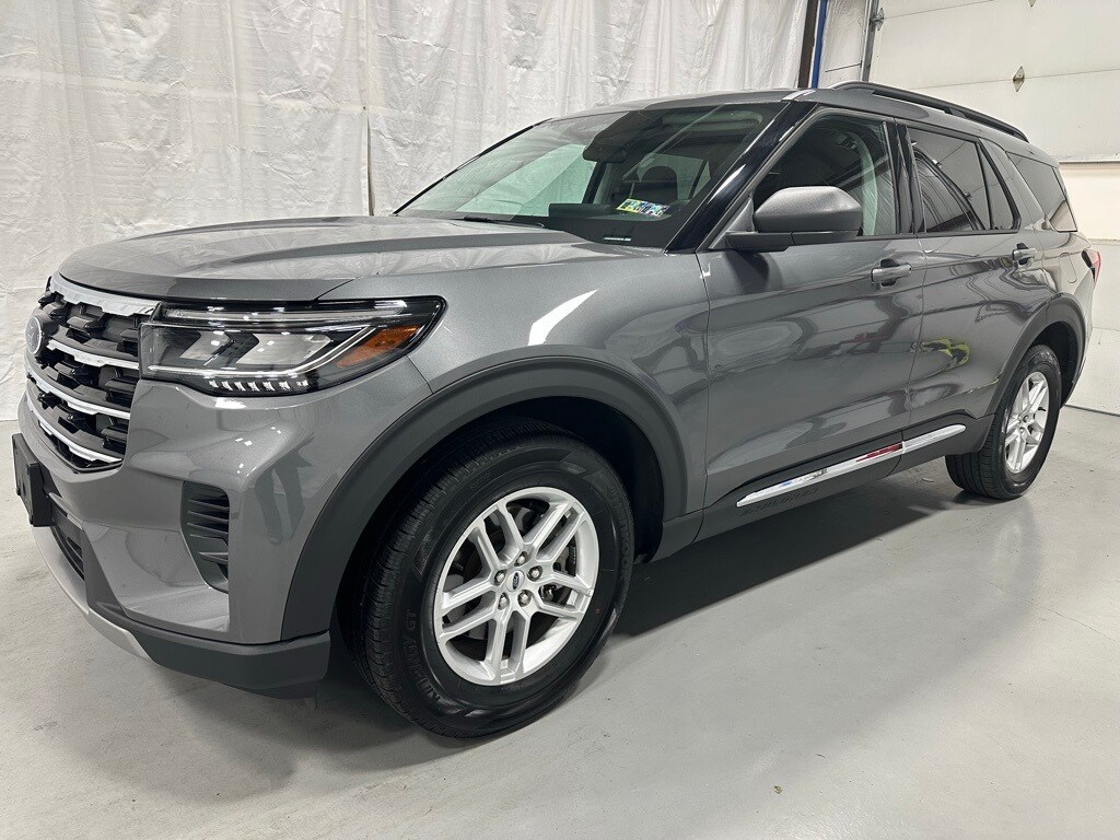 2025 Ford Explorer photo 3