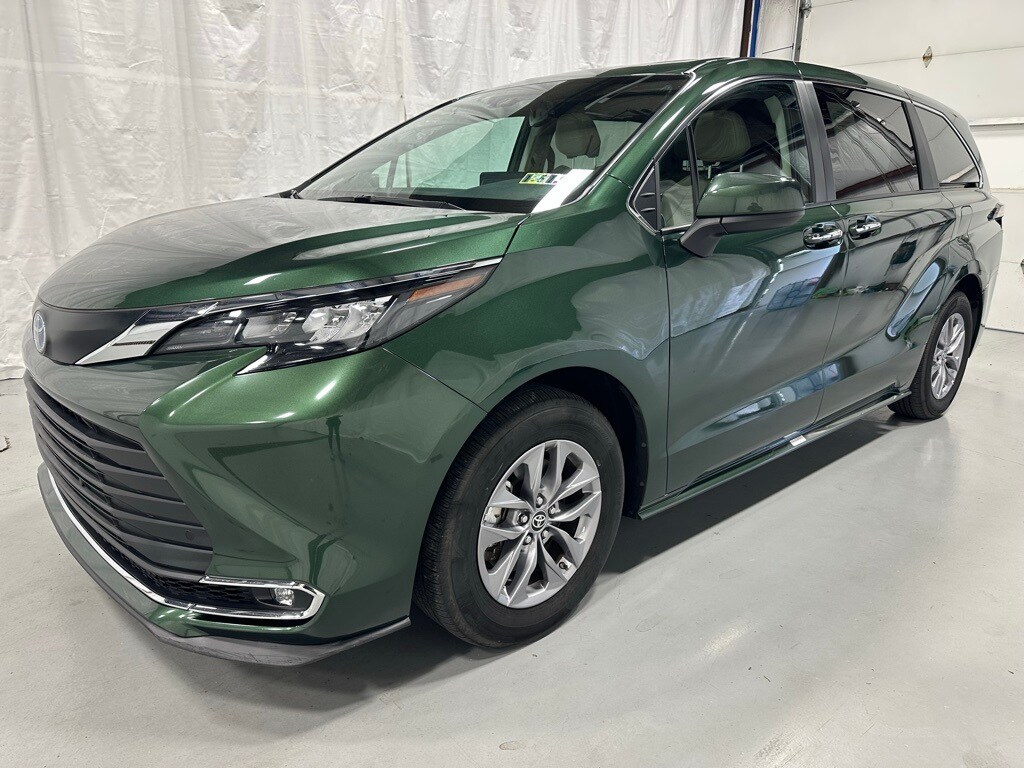 2024 Toyota Sienna XLE photo 3