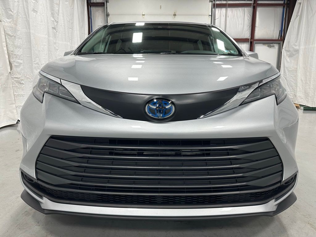 Used 2025 Toyota Sienna LE 8 Passenger Van Passenger Van