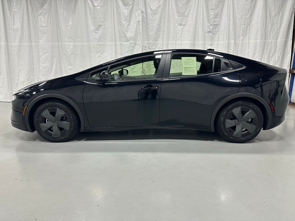 2025 Toyota Prius LE photo 4