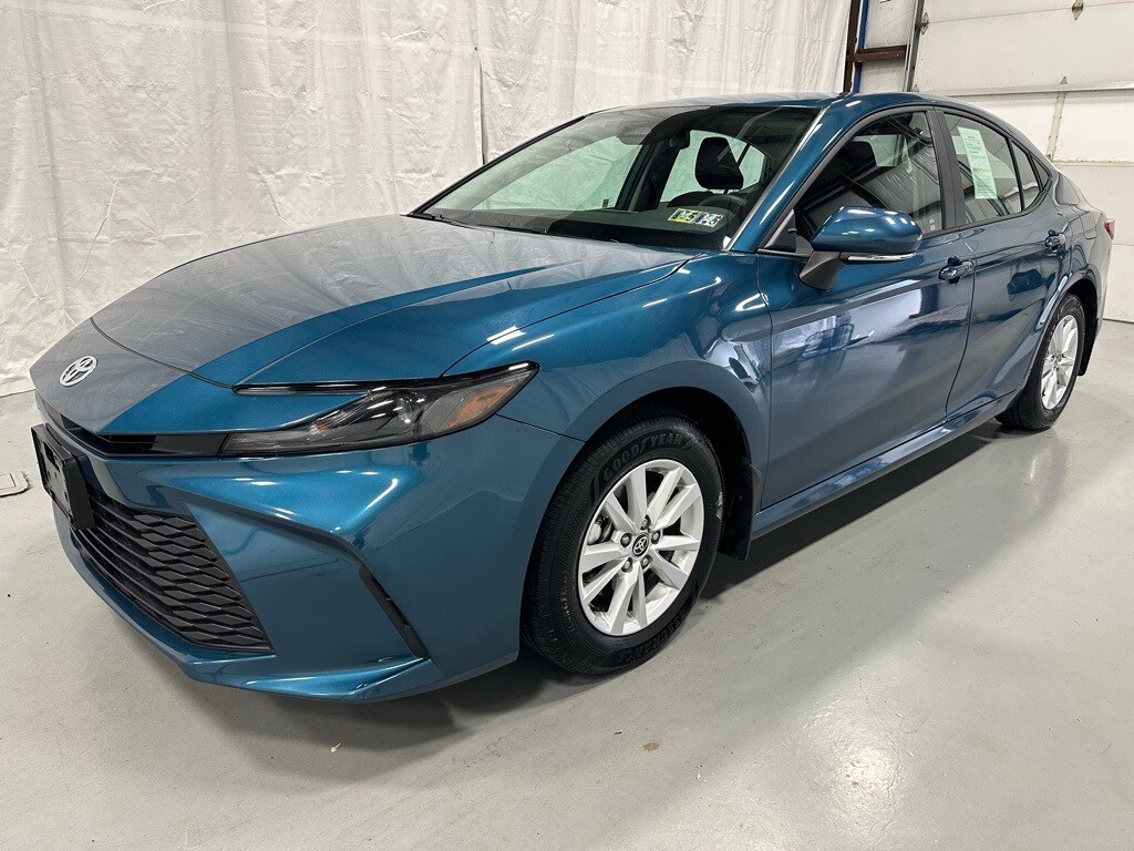 2025 Toyota Camry LE photo 3