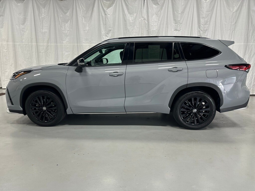 2025 Toyota Highlander XSE photo 3