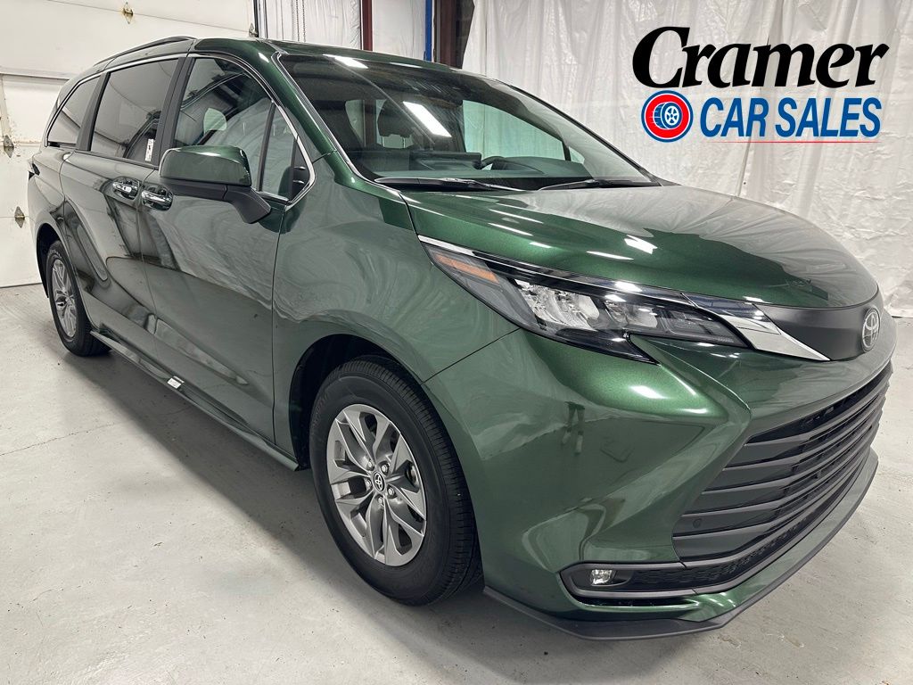 2026 Toyota Sienna XLE 8-Passenger Hybrid FWD's photo