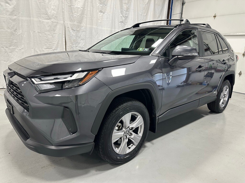 2025 Toyota RAV4 Hybrid XLE photo 3