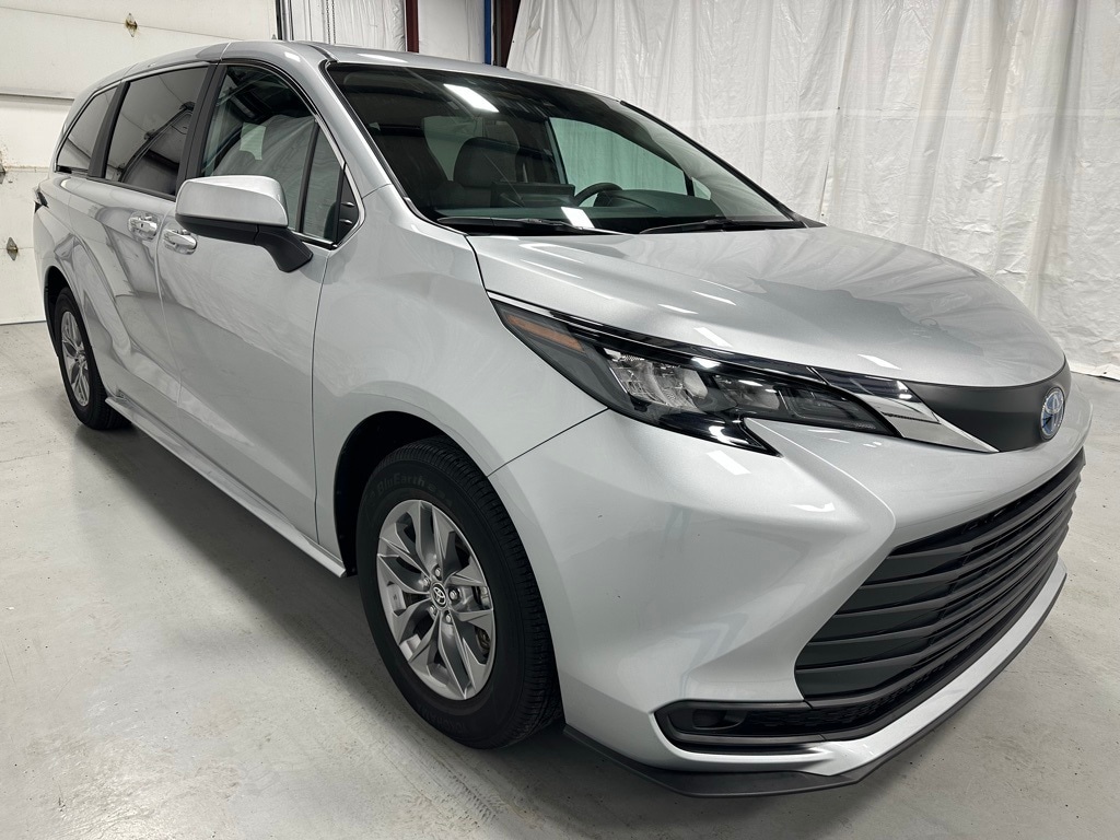Used 2025 Toyota Sienna LE 8 Passenger Van Passenger Van