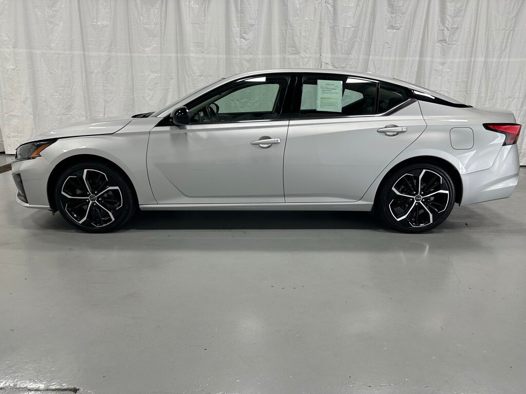 2024 Nissan Altima 2.5 SR photo 2