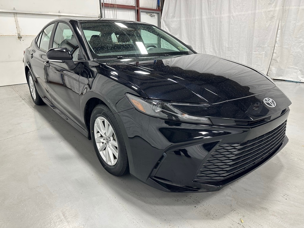2025 Toyota Camry LE's photo