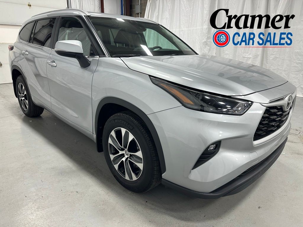 2025 Toyota Highlander XLE AWD's photo