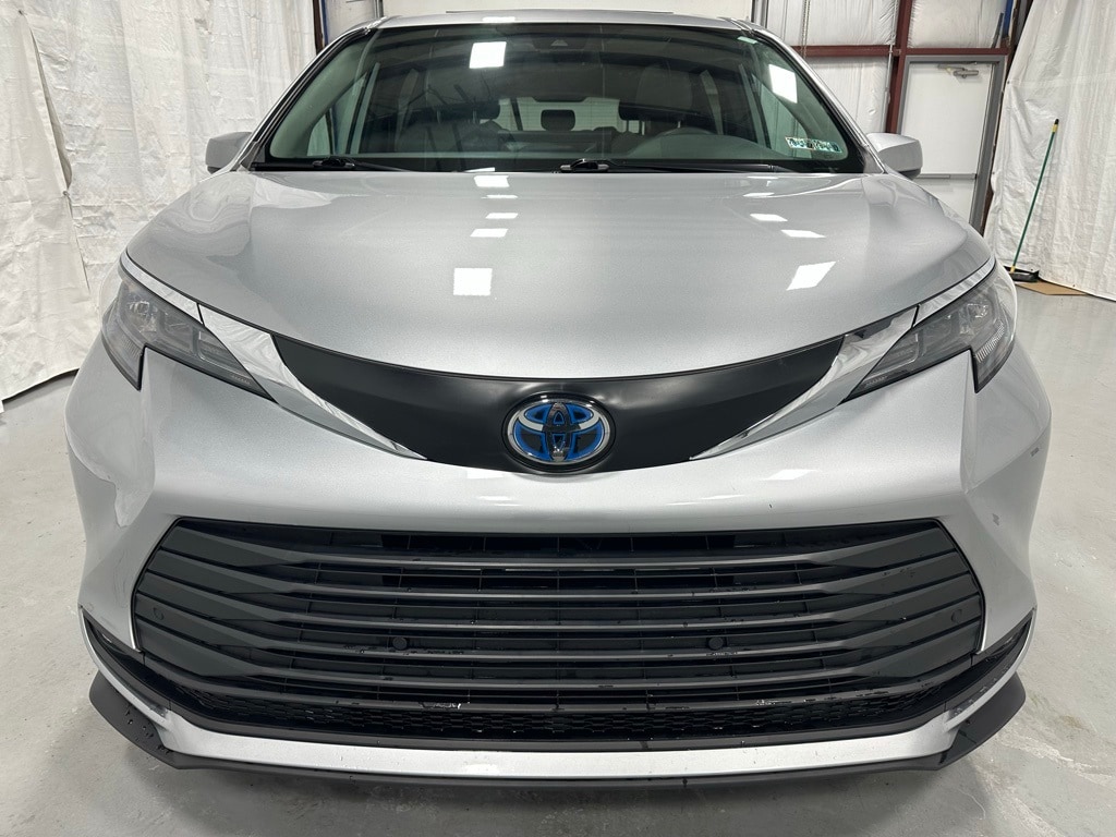 Used 2025 Toyota Sienna XLE 8 Passenger Van Passenger Van