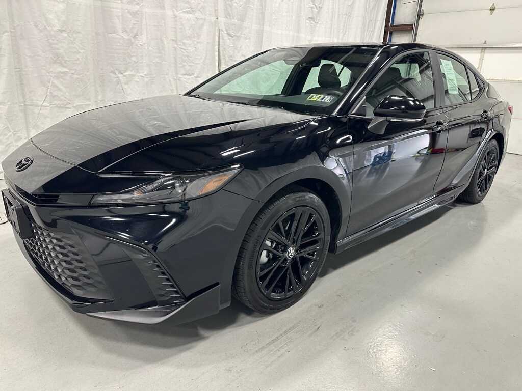 2025 Toyota Camry SE photo 3